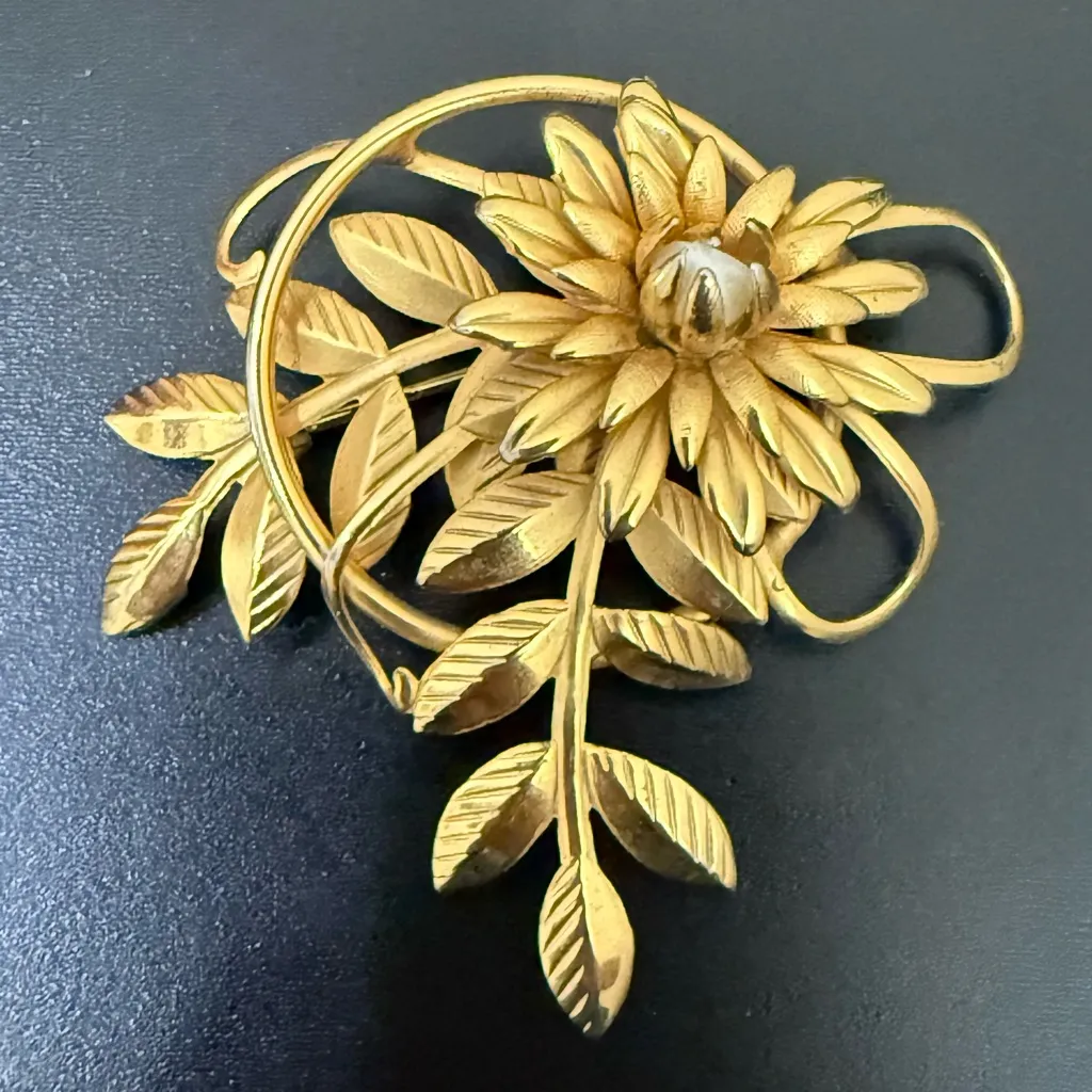Vintage Unsigned Gold Tone Textured Flower Sprays Faux Pearl Brooch Pin 7g. - Image 2