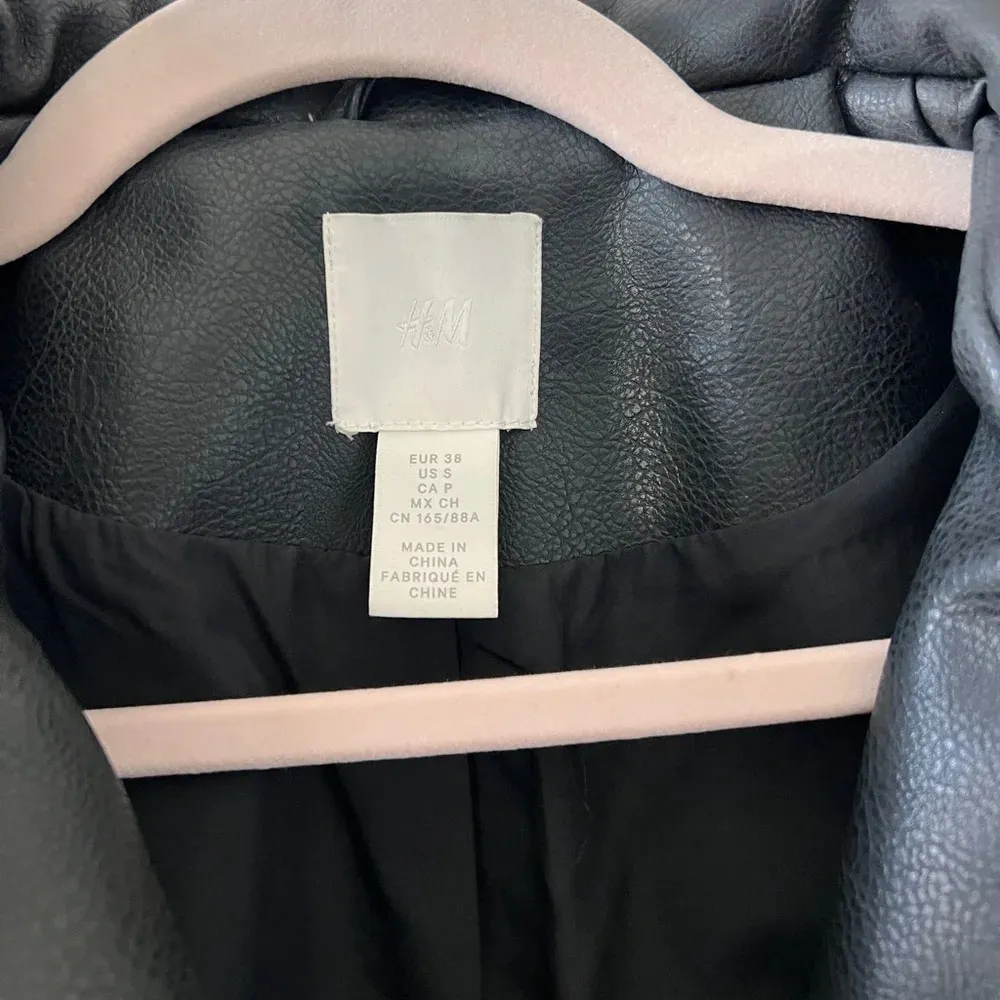 H&M Black Faux‎ Leather Moto Biker Jacket Women’s Small Edgy Zip Front - Image 7