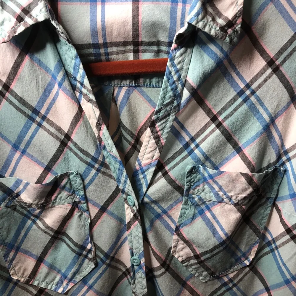 Tabbed Short Sleeve Button Down Plaid V-neck Shirt - Image 6