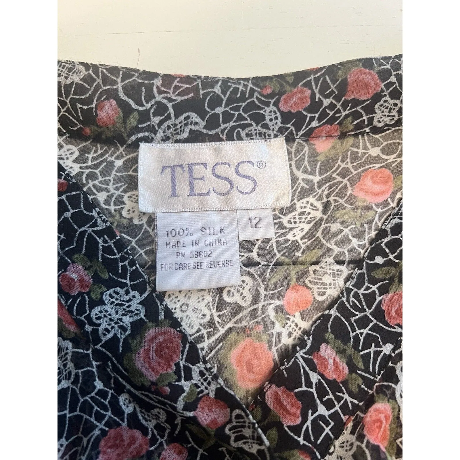 Vintage Tess Women’s 100% Silk Floral Black Red Sz 12 Ruffle Sheer Button‎ Up - Image 2