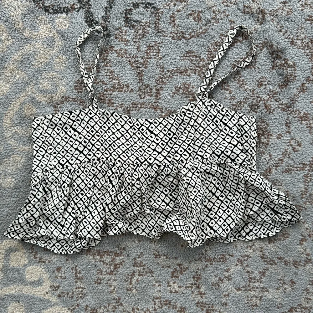 Stone Cold Fox Tie Front Crop Top White/ Black XS - Image 5