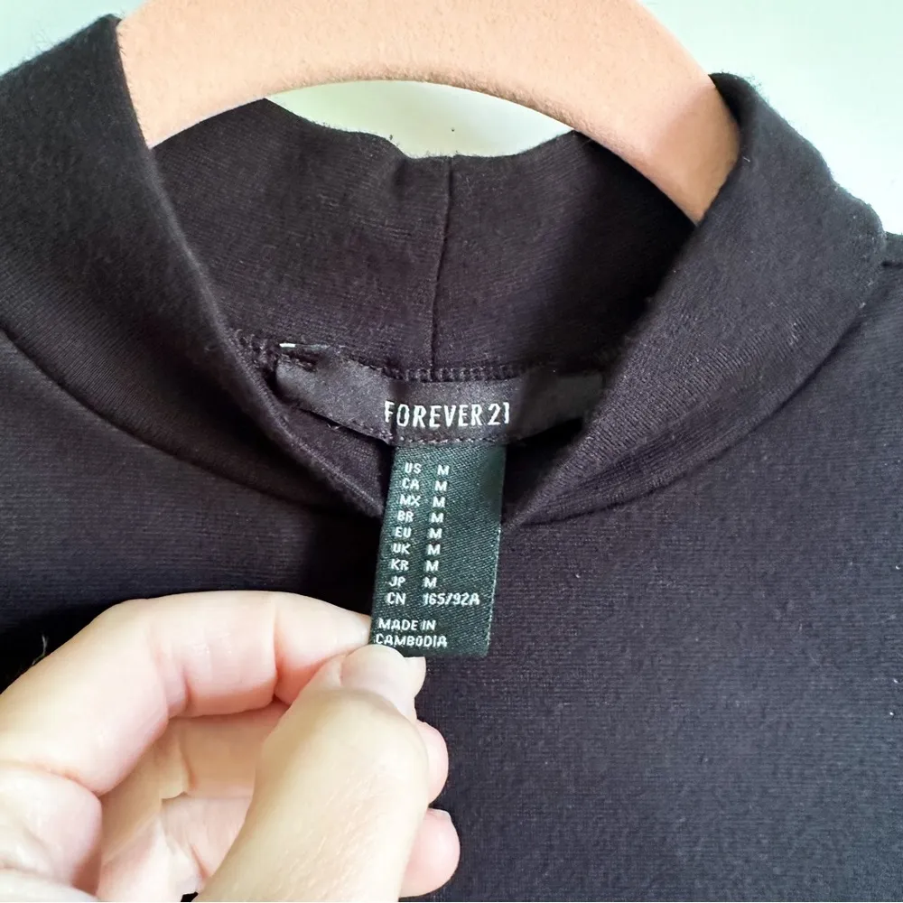 Forever 21 Black Mock Neck Sleeveless Crop Top sz Medium - Image 6