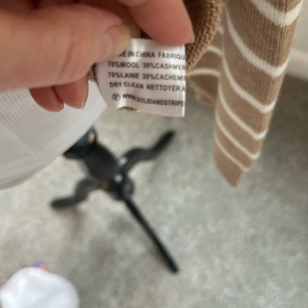 NWT Solid & Striped The Lowell Wool/Cashmere Low V-neck Sweater, Size Large - Image 9