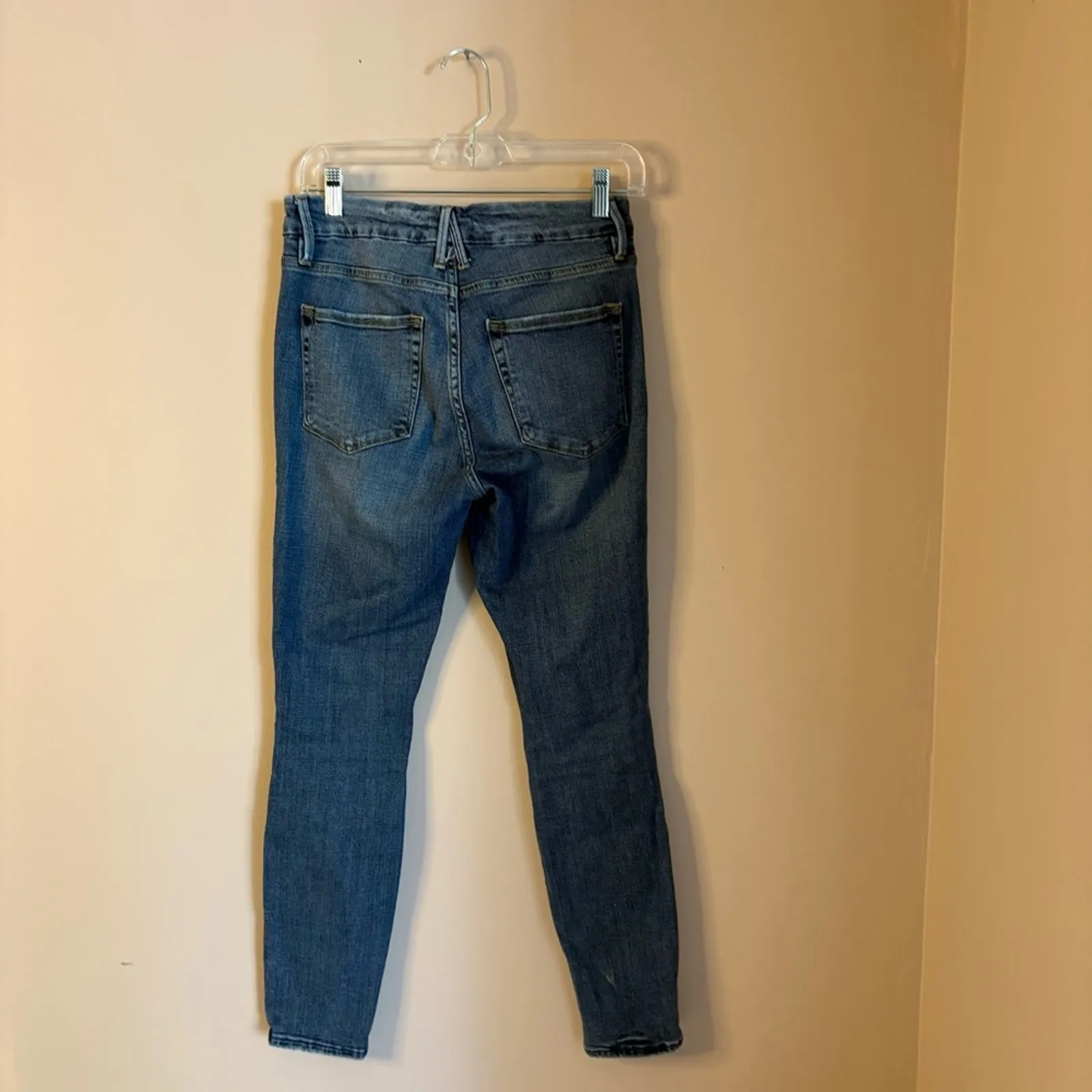 Good American Good Legs Crop jeans Blue261 medium wash denim distressed 4/27 - Image 9