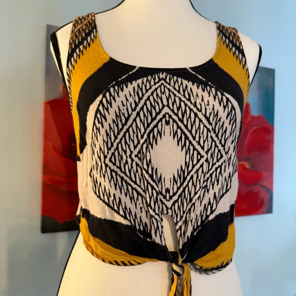 Alice + Olivia Yellow and Black Geometric Crop Top - Image 2