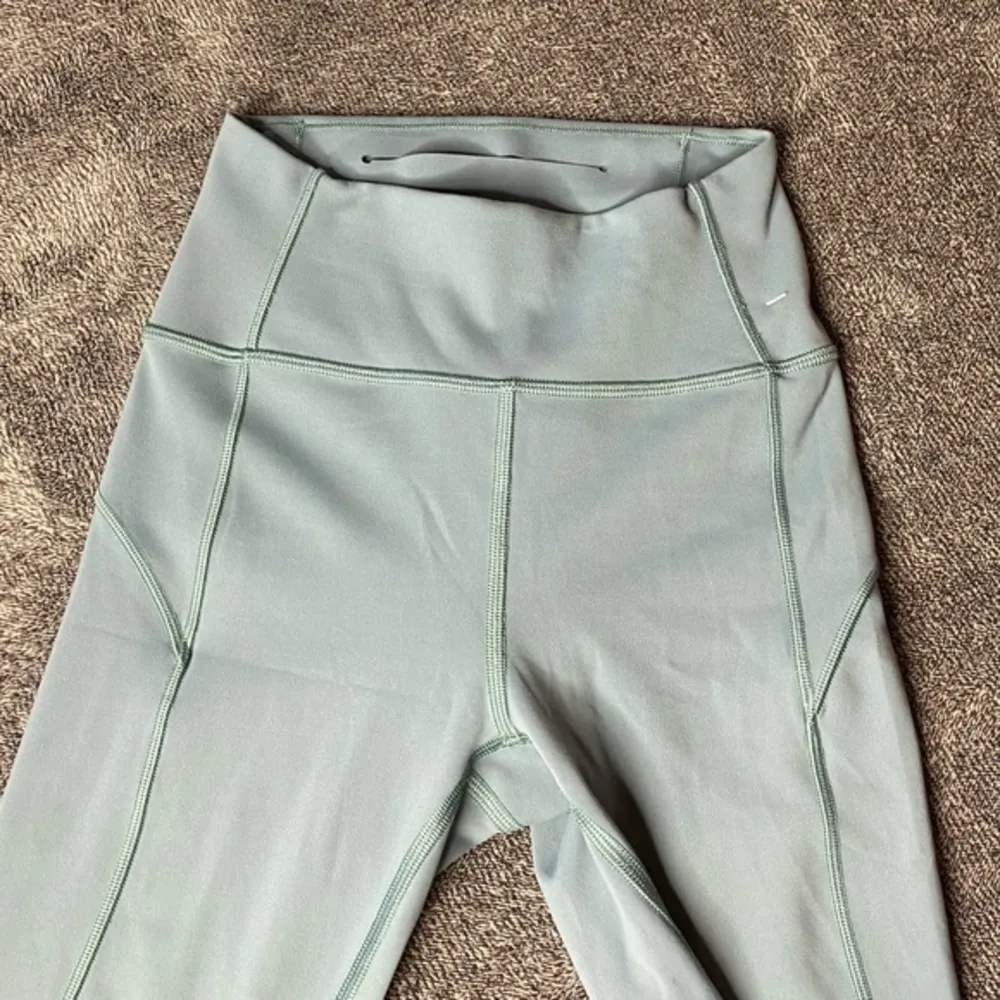 NWOT ‎ Wunder Under Light Teal Tight 25” Leggings ( 2 ) - Image 4