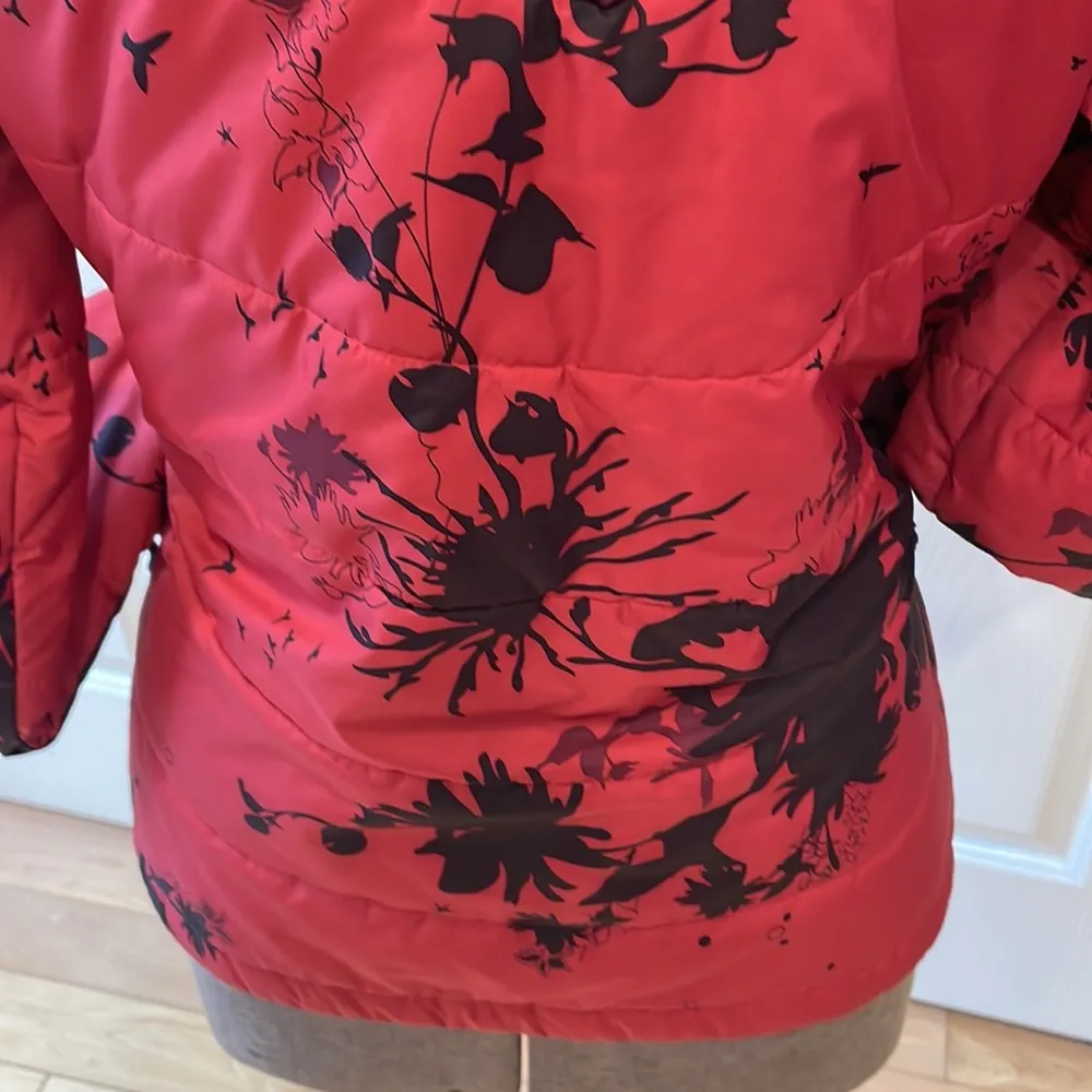Patagonia red and black flowered full zip insulated nano puffer jacket - Image 4