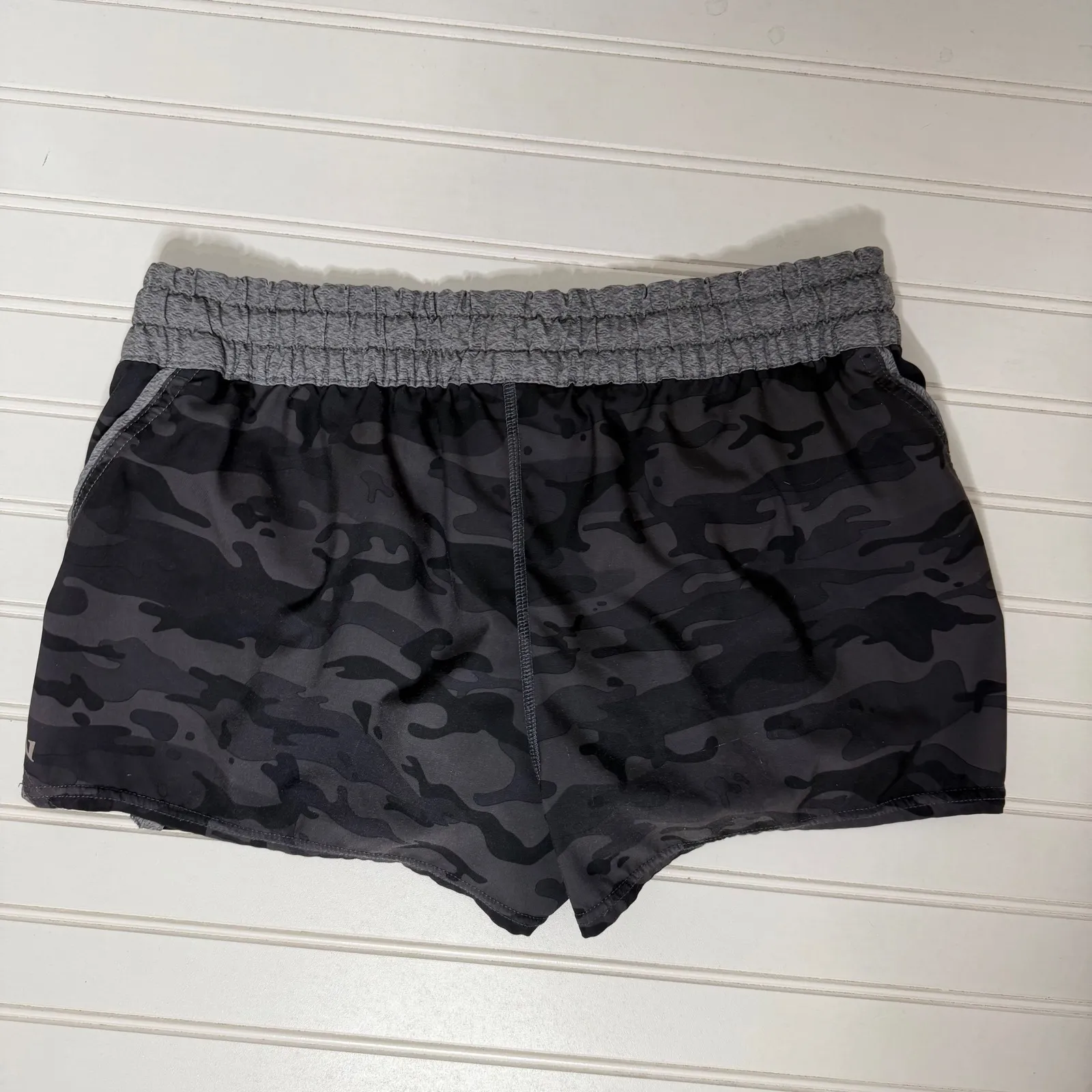 Vuori Camo Shorts Sz Small Drawstrng - Image 5