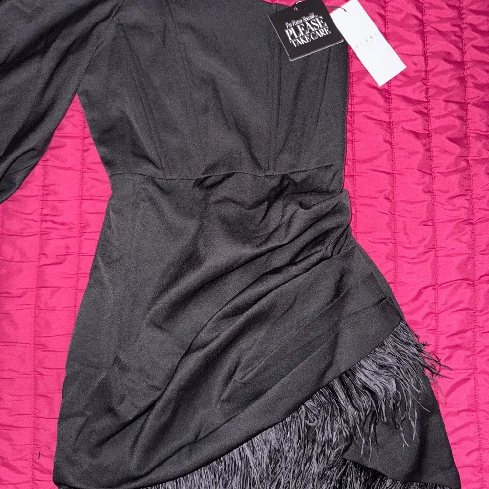NWT CLUB L LONDON ASYMETRICAL VOLUME DRAPED FEATHER MINI DRESS SIZE US‎ 4 Black - Image 2