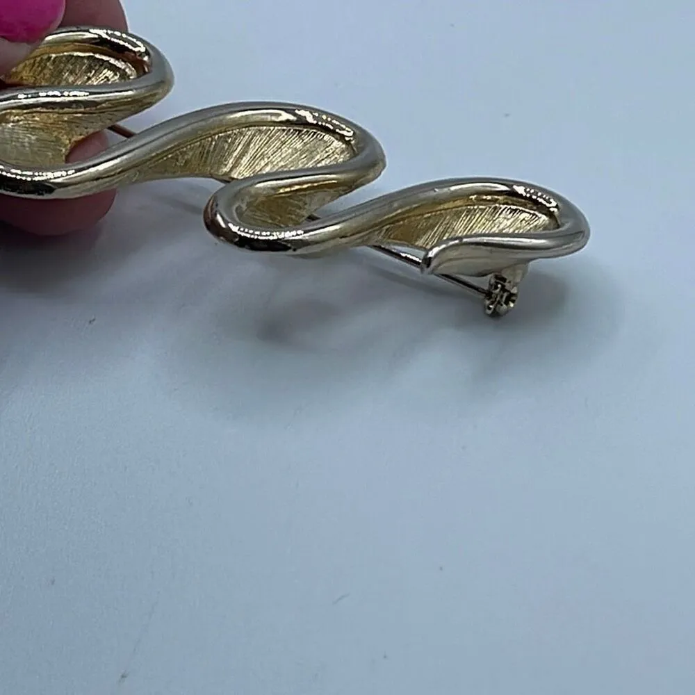 Vintage Monet ribbon wave brooch. - Image 8