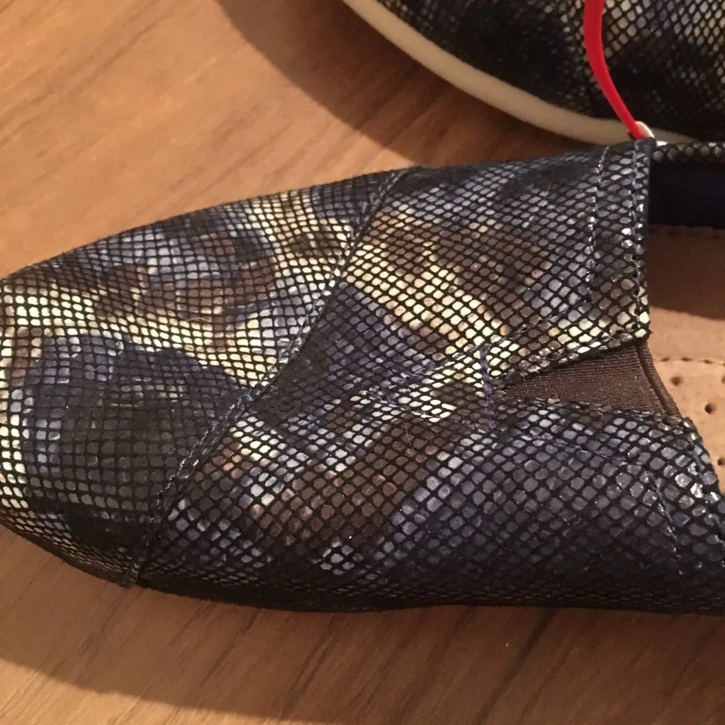 NWT TOMS Women’s Classic Slip-On Shoes Metallic Snake Print - Size 6 - Image 3