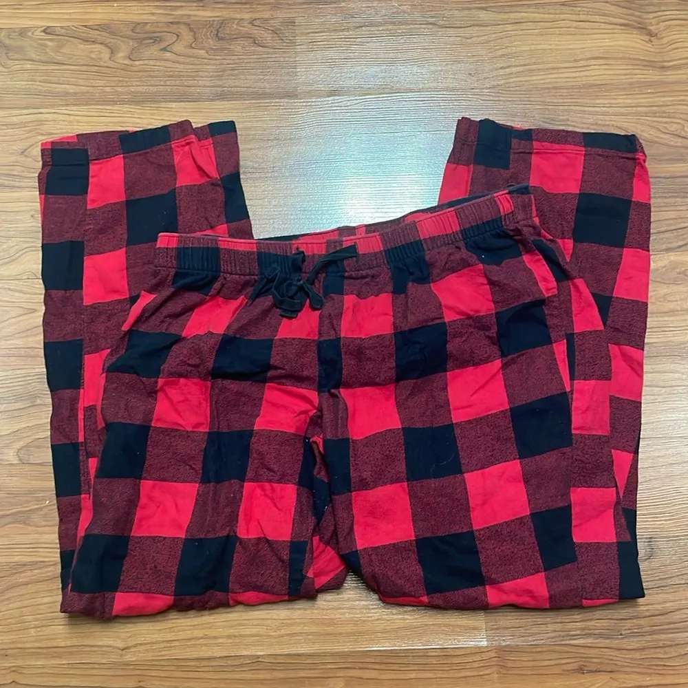 Old Navy Women’s buffalo plas Red/black Pajamas size med - Image 2
