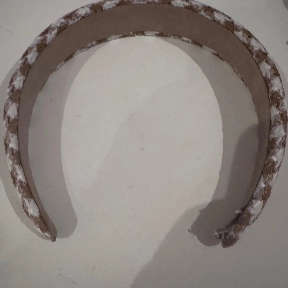 Stylish Brown and White Headband - Image 3