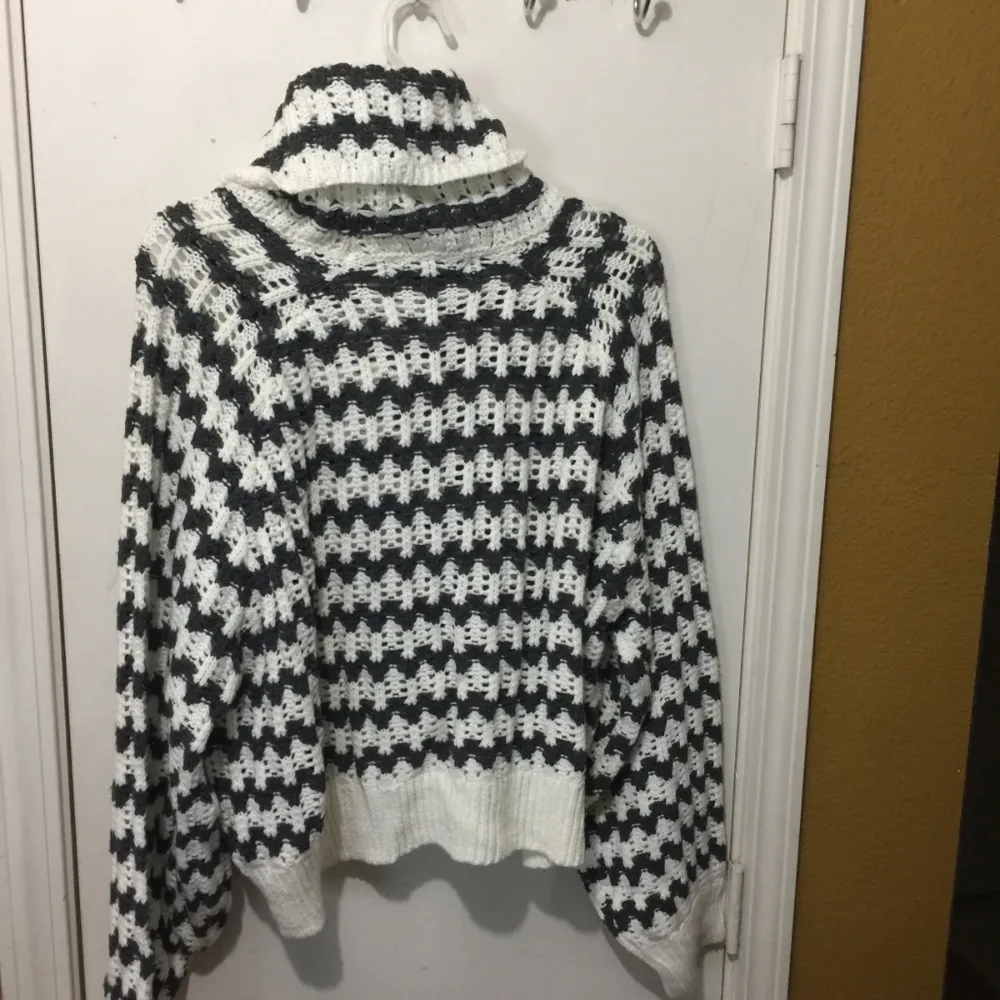 NEW John + Jenn women's cowl neck heavy knit sweater NWD imperfections in fabric - Image 7