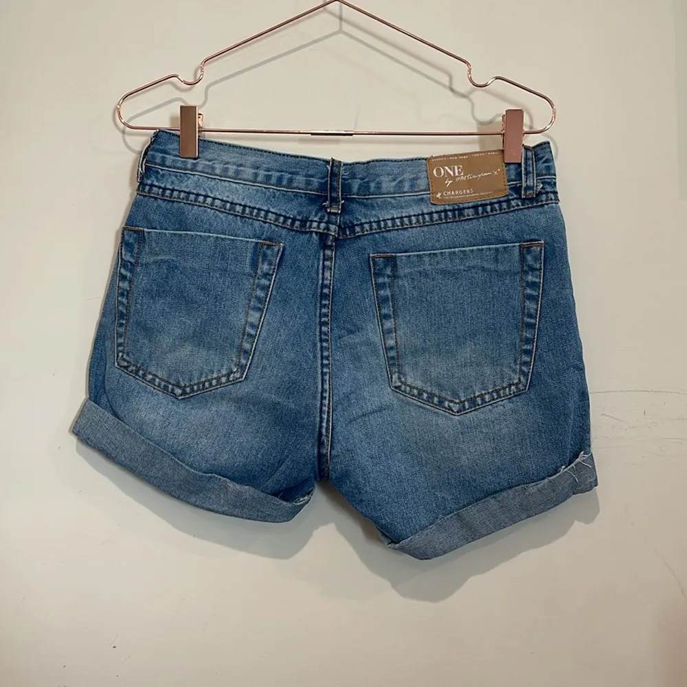 ONE by teaspoon Chargers Long line low waist, med rise relaxed fit denim shorts. - Image 9