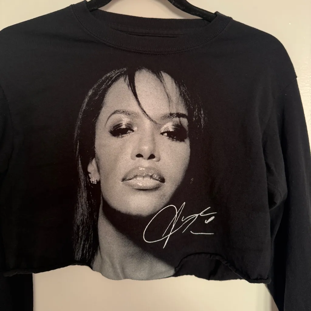 FRCHS Aaliyah 1997 Concert Tshirt Black Graphic Long Sleeve Crop Top Small - Image 2