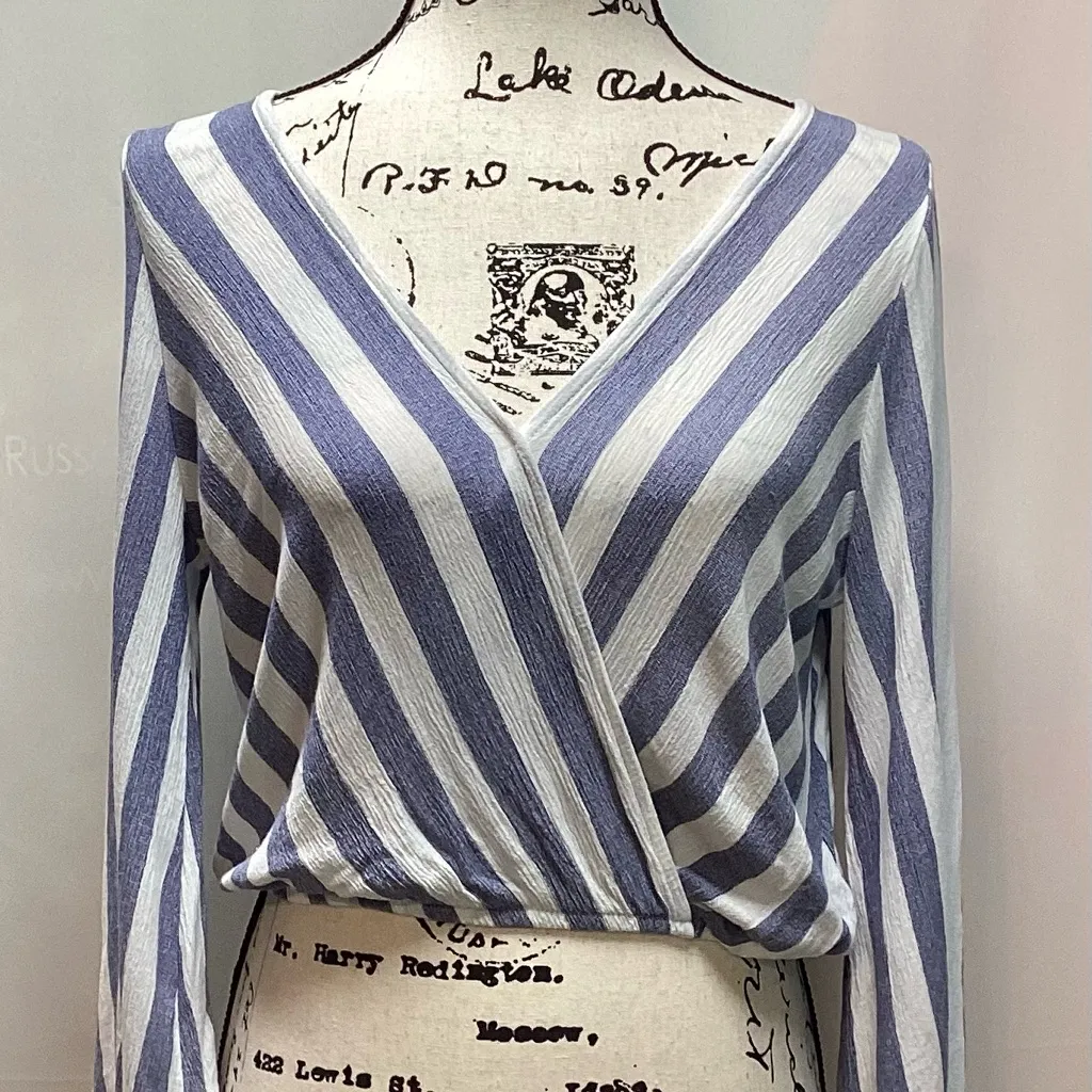 Sadie & Sage faux wrap blouse. Blue and white striped. Size Small - Image 10