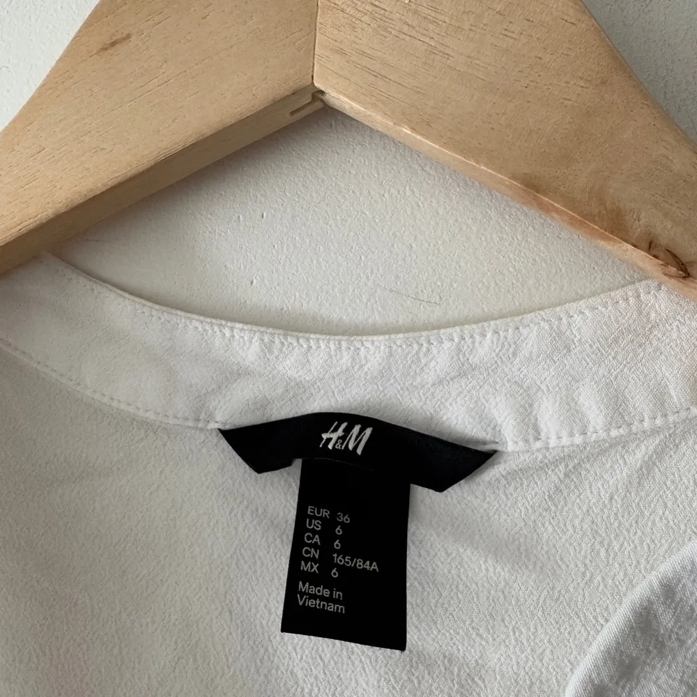 H&M White Sleeveless V Neck Blouse - Image 4