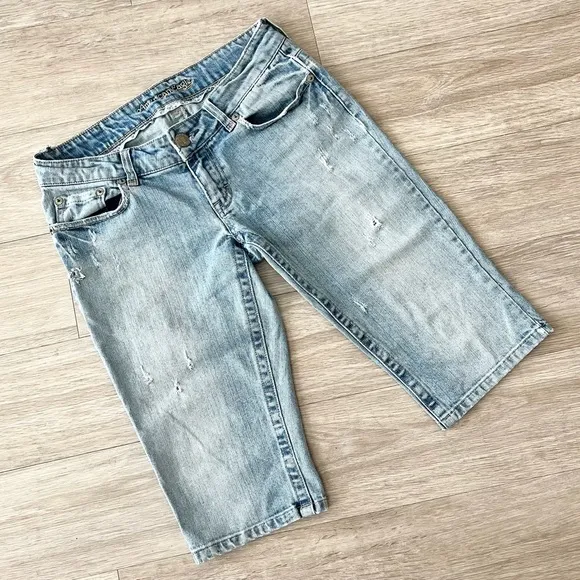 American Eagle Vintage Light Wash Denim Distressed Capri Bermuda Knee Shorts 6 - Image 11