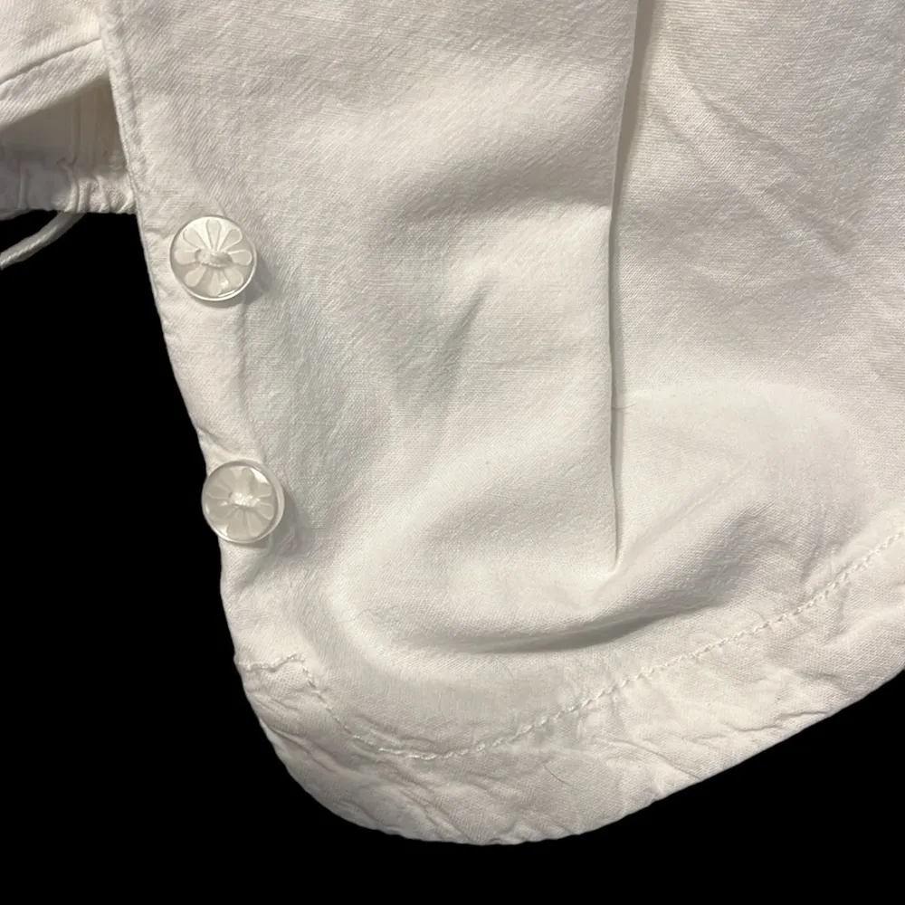 White Gloria Vanderbilt button detail capri pants with pockets. Like New!! - Image 5