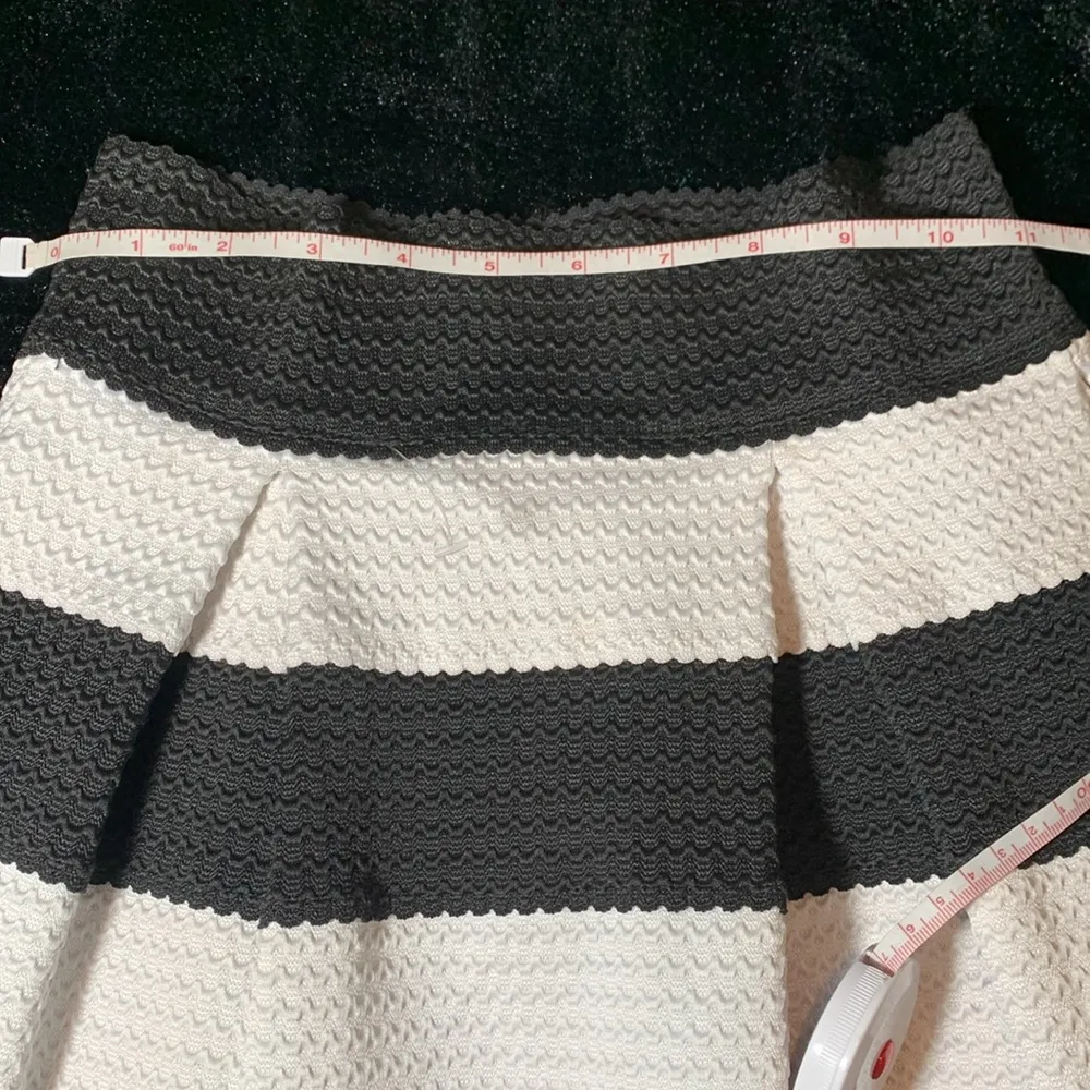 Xhilaration Classic White & Black Scalloped Textured Pleated Full Skirt Small - Image 6