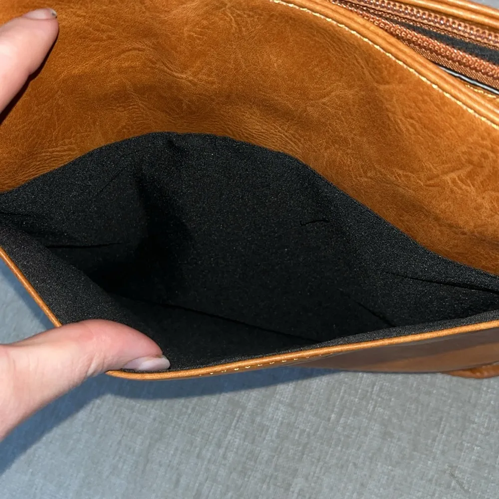 NIP Vegan Leather Crossbody Purse Brown - Image 3