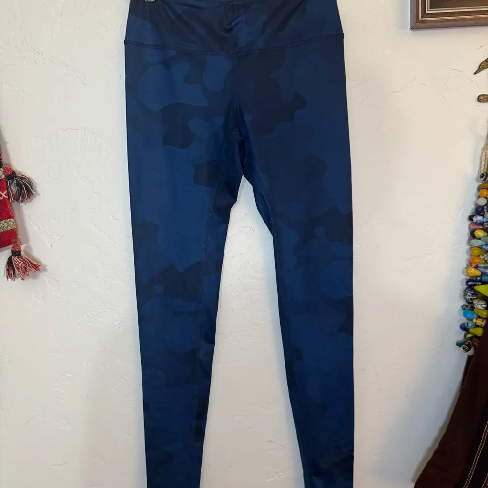 ALO YOGA BLUE CAMOFLAUGE MID RISE LEGGINGS SMALL - Image 10