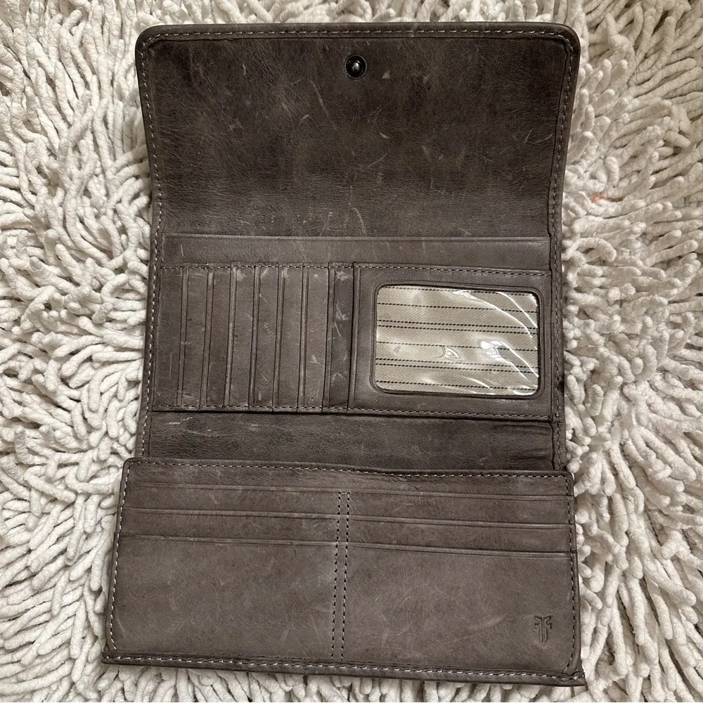 FRYE 100% Leather Trifold Snap Closure Melissa Wallet in Carbon - Image 3