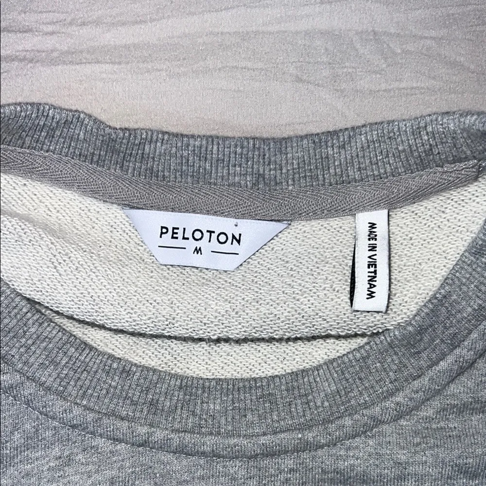 Peloton Sweatshirt Womens M Gray Pink White Active Windbreaker Chic
Pullover Top - Image 2