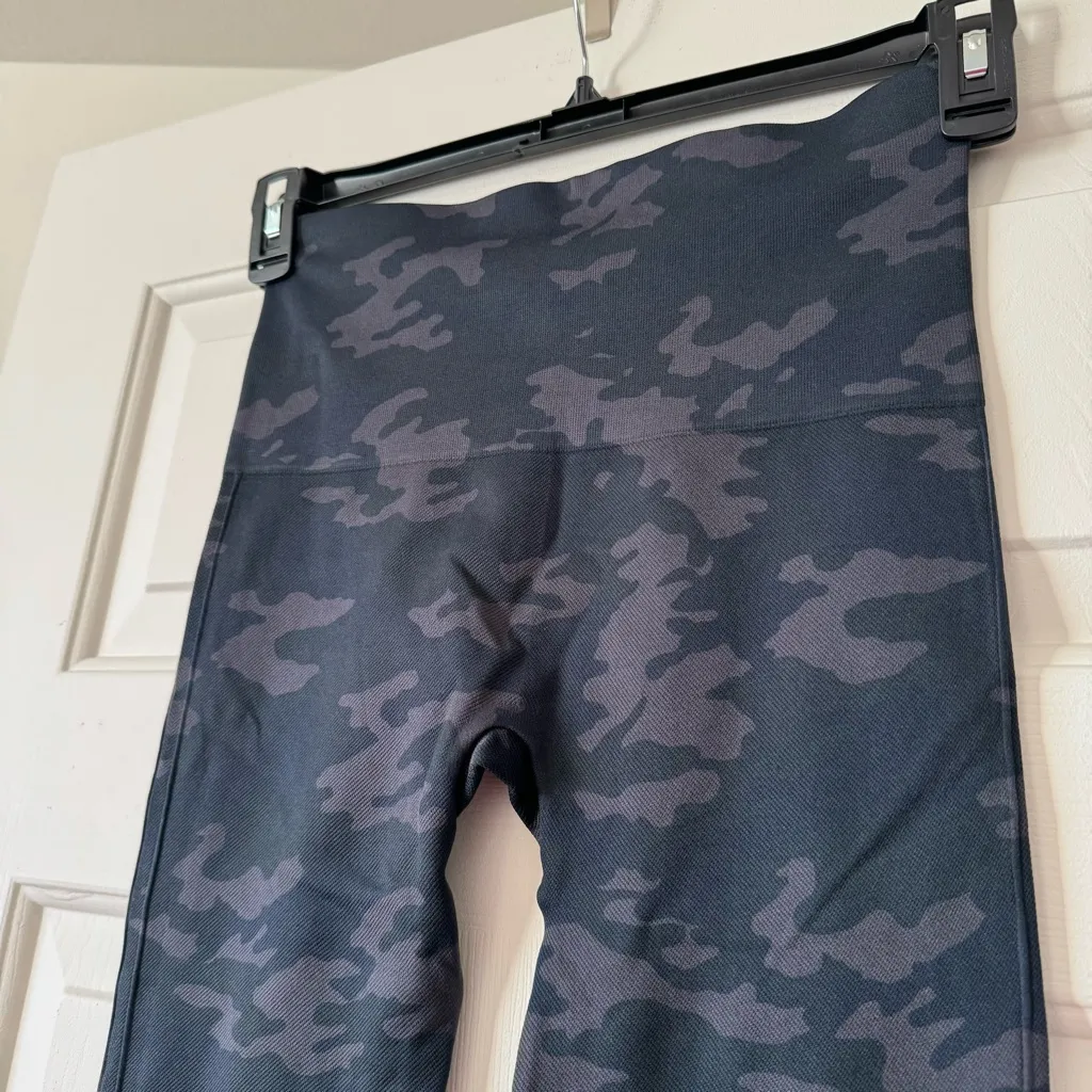 Spanx Look At Me Now High Waisted Seamless Leggings Black Camo Women Size Medium - Image 4