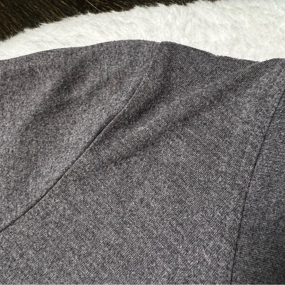 Piper by SmartPak Gray V-Neck Short Sleeve T-Shirt - Image 10