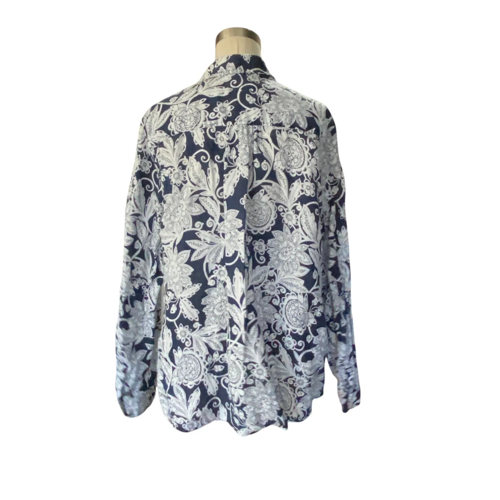 Charter Club Womens size large Luxury Linen Button Up Shirt Floral Blue Resort - Image 4
