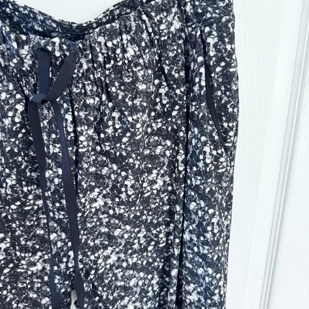 Lululemon Jet Crop Shimmy Shimmer Black Joggers SZ 4 - Image 2