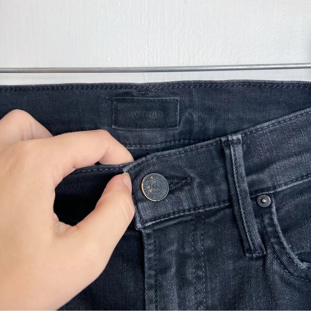 MOTHER • The Insider Crop Two Step Fray jeans ankle Not Guilty black flare - Image 5