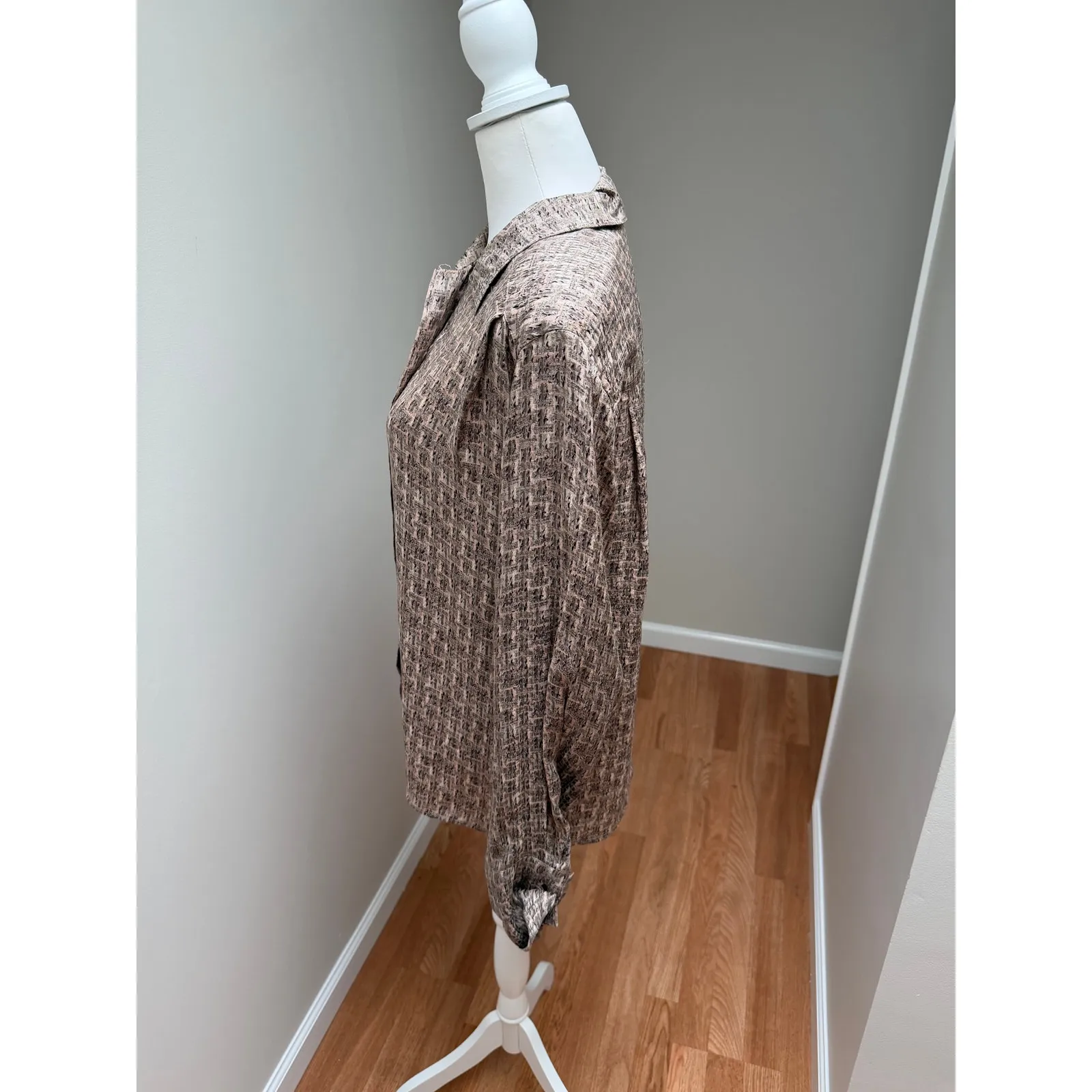 Anne Klein Silk Button Up Shirt Womens Large Beige Abstract Print Career Chic - Image 4