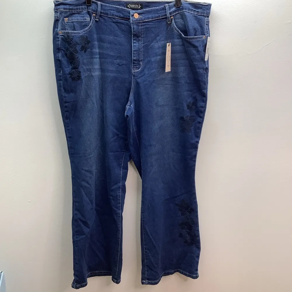 Nanette Lepore Size 20W Dark Blue Flare Women's Jeans W/Floral Embroidery. New - Image 2
