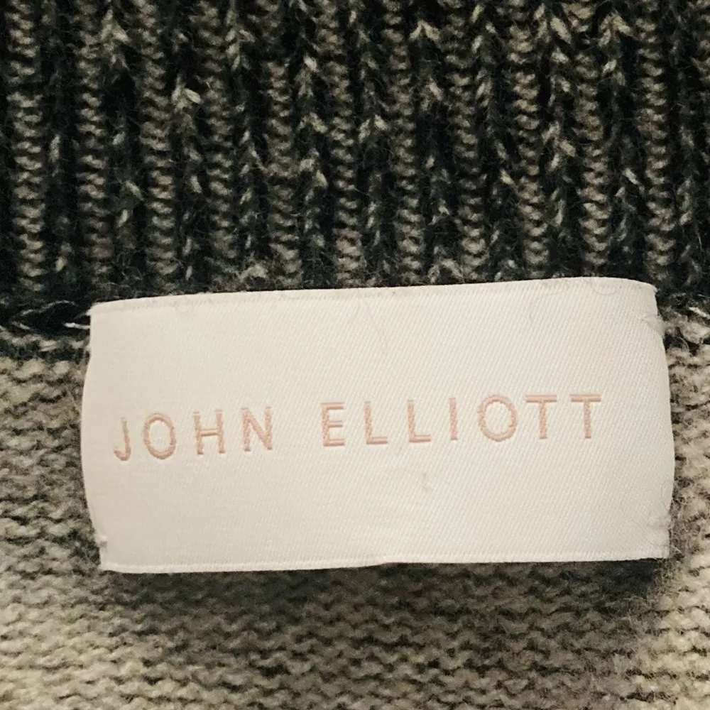 John Elliott wool and cashmere blend cropped crew neck sweater in black and gray - Image 4