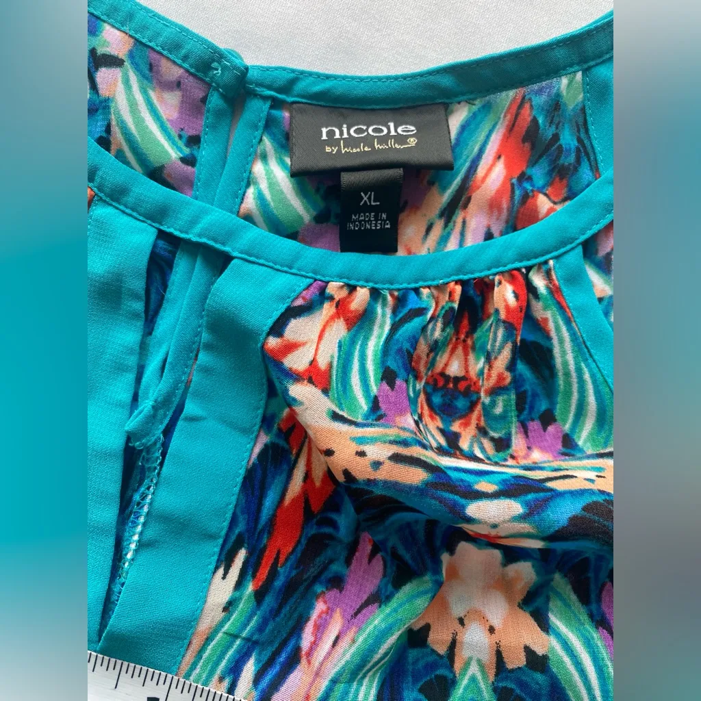 nicole by Nicole Miller‎ Sleeveless Colorful Droptail Blouse
Size XL - Image 14