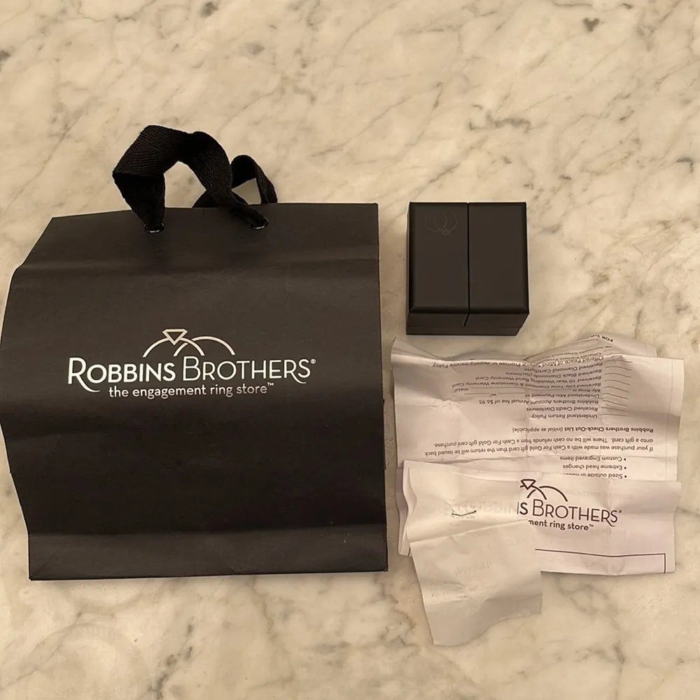 Small 14KW white gold band engagement ring - Image 3