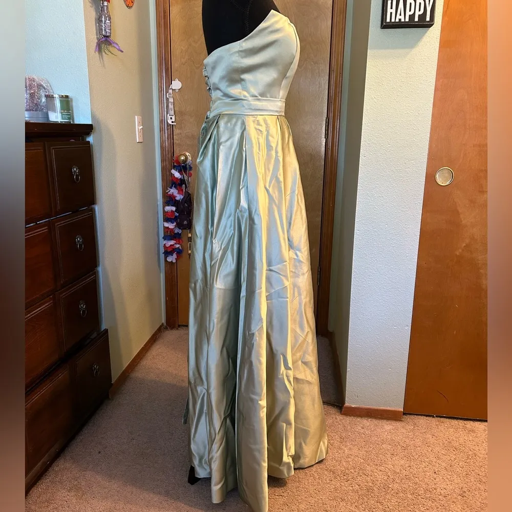 NWOT light green satin strapless pleated formal dress size S prom bridesmaid - Image 2