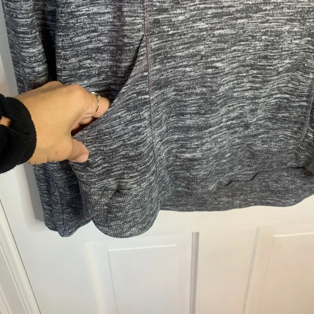 Athleta Gray Techie Sweat Track Yoga Sweatshirt Top W-140 Size Small - Image 4