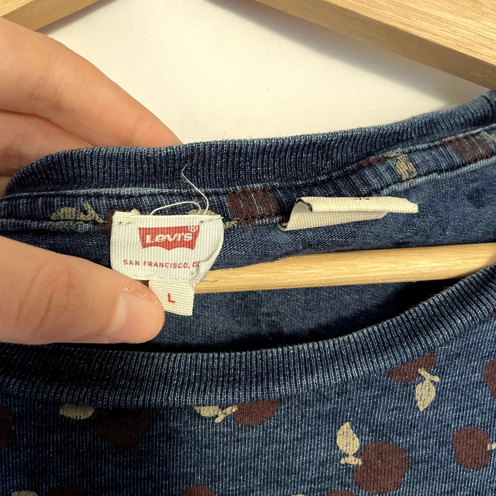 Vintage Levi's navy t-shirt apple design women's size large cotton top casual - Image 3