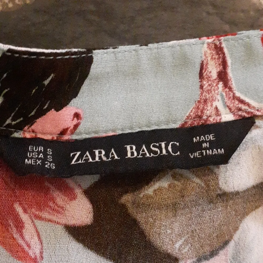 Zara Floral Print Basic Top SIZE S - Image 3