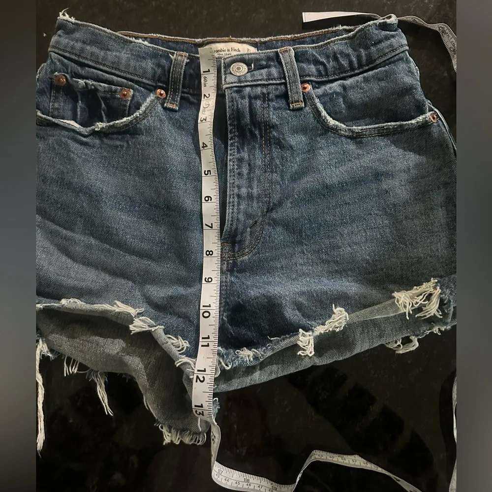 Abercrombie & Fitch Curve Love Mom Distressed Denim Cutoff Shorts Sz 4/27 - Image 4