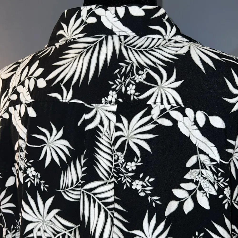 Size M Floral Button Down - Image 9