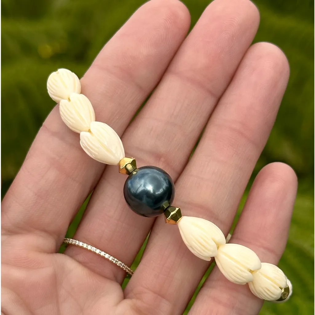 Pīkake Flower Shell bead & Swarovski Tahitian Black Pearl Beaded Gold Bracelet Silver - Image 2