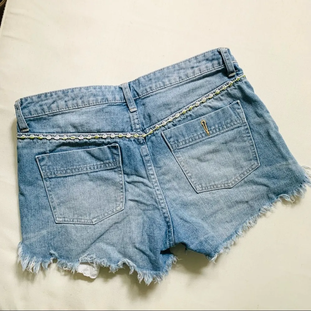 Free People Distressed Jean Shorts Denim Shorts Jorts Floral Size 26 - Image 2
