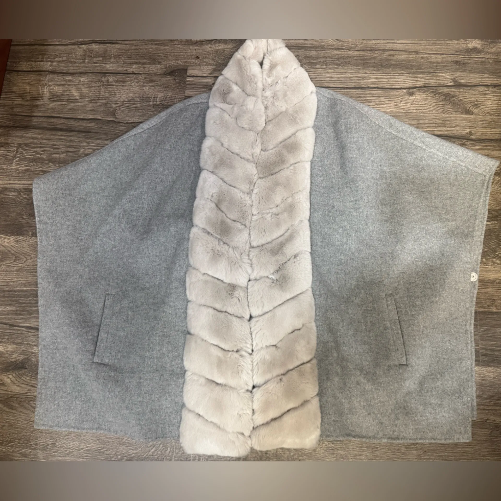 GORSKI Gray Cape with Plush Fur Trim Size undefined - Image 2