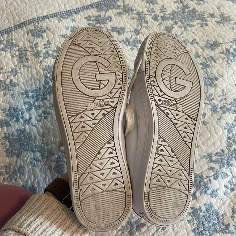 G by Guess White Lace Up Distressed Stars Fashion Sneaker Size 7.5 - Image 7