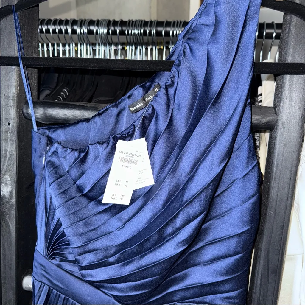 Abercrombie & Fitch Giselle Pleated One-Shoulder Jumpsuit in Navy Satin - Image 5